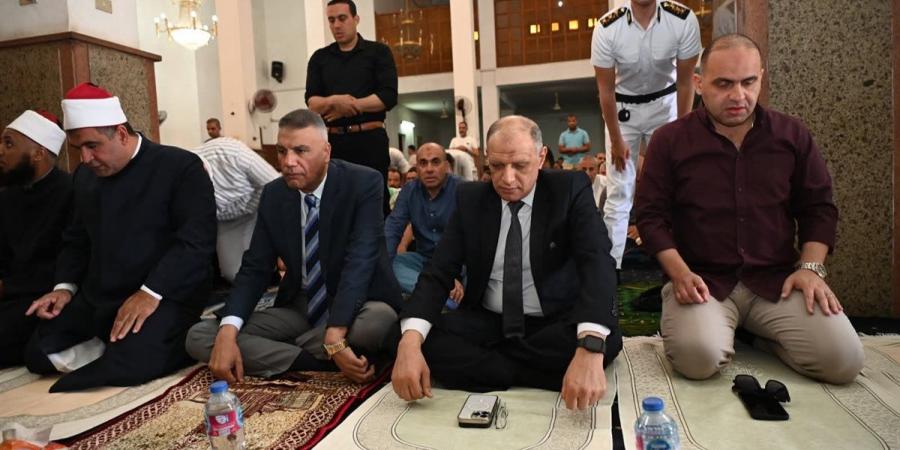 محافظ جنوب سيناء يؤدي صلاة الجمعة بمسجد الشهداء بشرم الشيخ