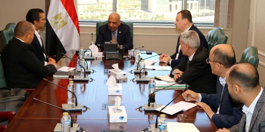 وزير الكهرباء يبحث مشروعات إنتاج الكهرباء من الطاقة الشمسية وطاقة الرياح قدرة 2500 ميجاوات