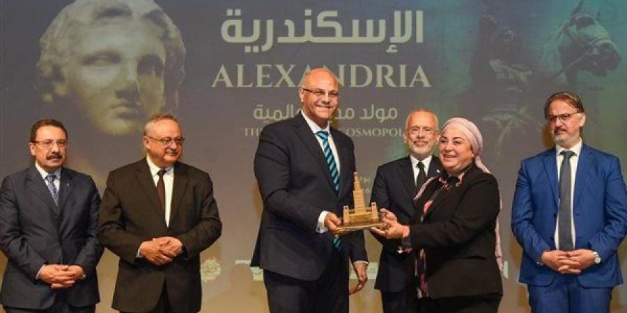 تكريم رئيس أكاديمية الفنون علي هامش احتفالية "الإسكندرية.. مولد مدينة عالمية"