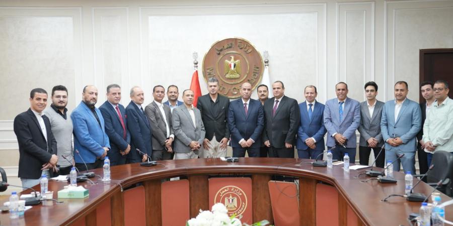 وزير العمل يلتقي محرري ملف العمل بالصحف ويستعرض جهود الوزارة في التدريب والتشغيل والحماية الاجتماعية