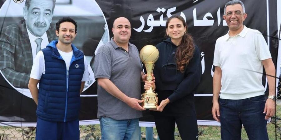 بدلًا من الذي كُسر لحظة التتويج.. اتحاد السلة يسلم سيدات سبورتنج كأسًا جديدًا