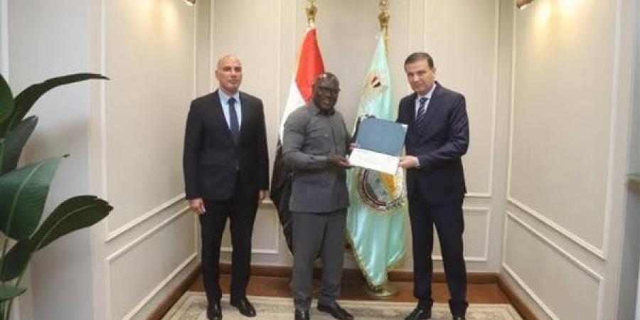 وزير الزراعة يشهد ختام البرنامج التدريبي لـ 11 مبعوثًا أفريقيًا في "إدارة معالجة المياه ومكافحة الملوحة"