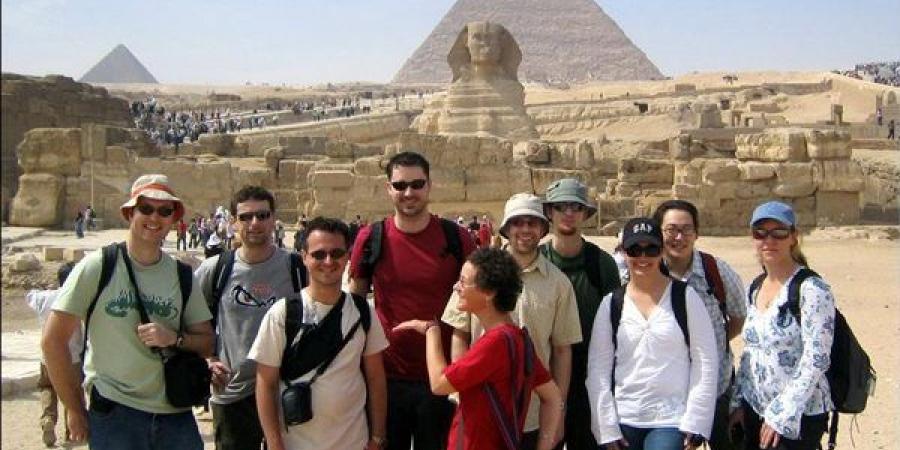 خبير أثري: الأهرامات بُنيت بالحب لا بالقهر.. وادعاءات هيرودوت حول السخرة أكاذيب