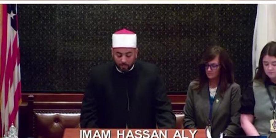 الإمام حسن علي يفتتح جلسات «نواب إلينوي» بتلاوة قرآنية ودعاء للسلام