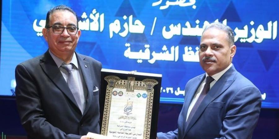 محافظ الشرقية يكرم المستشار القانوني لمدارس "القومية العربية" بالزقازيق