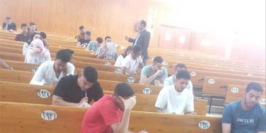 انتظام امتحان اللغة الفرنسية التكميلي لطلاب كلية الحقوق بجامعة قنا