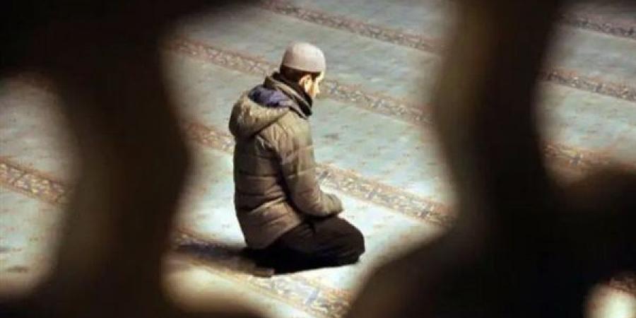 حكم تقليب صفحات المصحف أثناء الصلاة