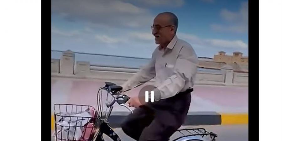 العمر مجرد رقم.. مسن يلفت الأنظار خلال جولة دراجات بالإسكندرية (فيديو)