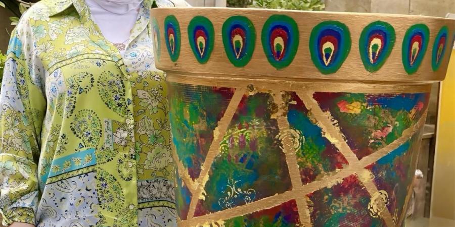 "أثر الطاووس" للفنانة دينا ريحان في معرض "أواني الربيع"