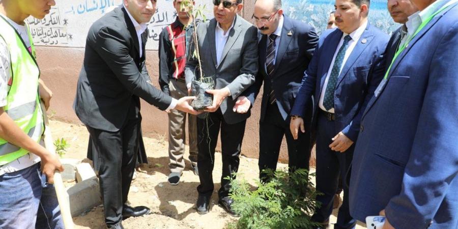 محافظ المنيا يشارك في زراعة الأشجار بمجمع مدارس مغاغة