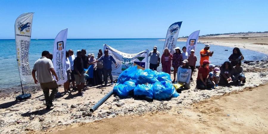 احتفالًا بيوم الأرض العالمي.. جمع طن ونصف مخلفات صلبة بشواطىء الغردقة