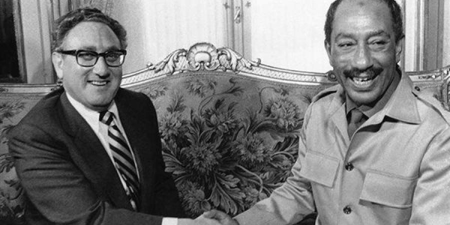 ثعلب الدبلوماسية أمام دهاء السادات.. كواليس ليلة تهديد أمريكا مصر بالحرب المباشرة