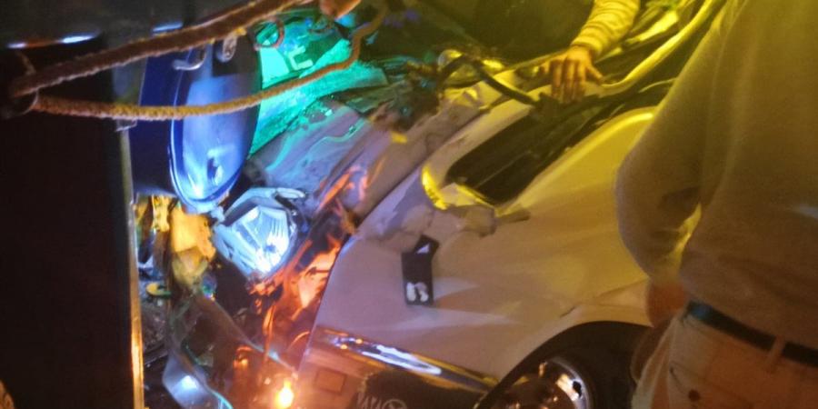 إصابة سائق في حادث تصادم سيارتين نقل بدمياط الجديدة| صور
