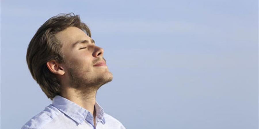 كيف يساعد التنفس العميق في استعادة توازن الجسم وتقليل التوتر؟