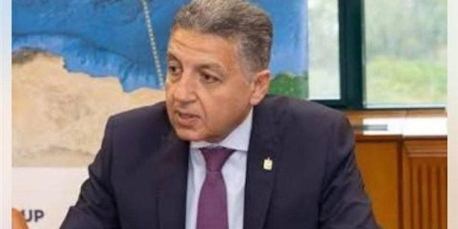 سفير مصر في أثينا يتدخل لإنهاء أزمة جثمان مصري ويقود تحركًا عاجلًا لدعم أسرة بالحجر الصحي