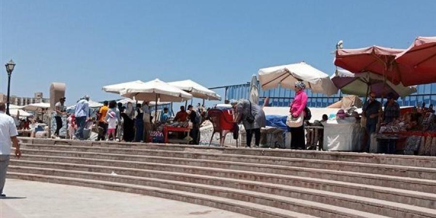 إقبال متزايد على قلعة قايتباى بالإسكندرية للاستمتاع بالربيع