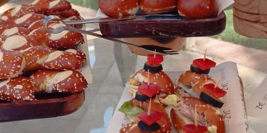 السياح الألمان يحتفلون بـ «يوم البريتزل العالمي» بفنادق الغردقة