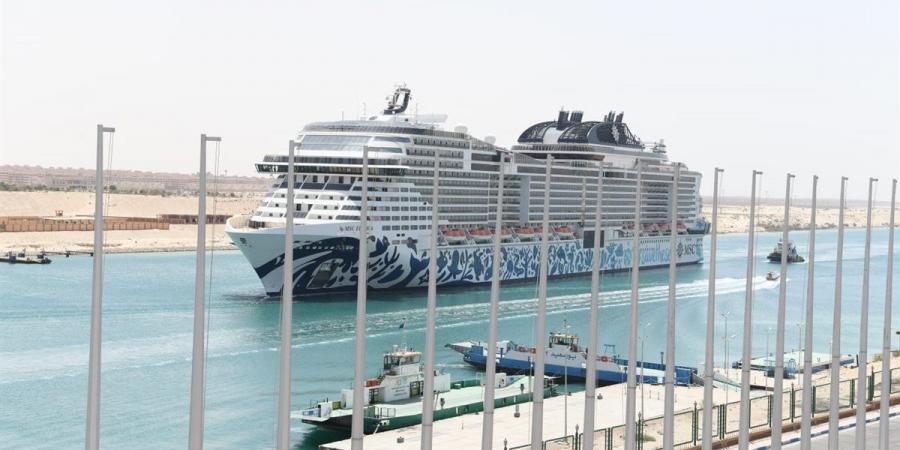 عاجل.. عبور أكبر سفينة سياحية في العالم قناة السويس
