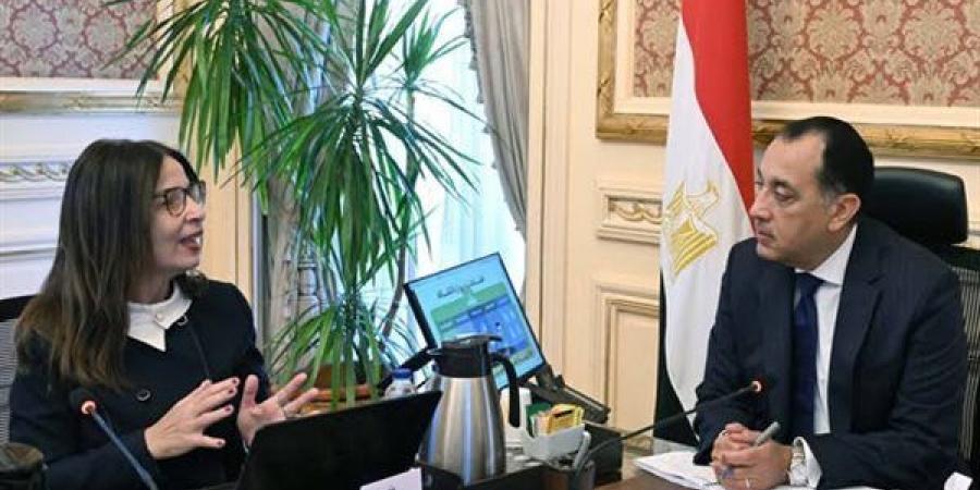 رئيس الوزراء يستعرض مع وزيرة الثقافة الأهداف الاستراتيجية للوزارة ونشاطها
