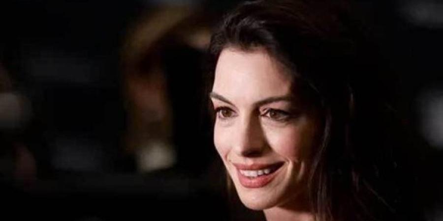 آن هاثاواي تظهر على غلاف مجلة هاربر بازار