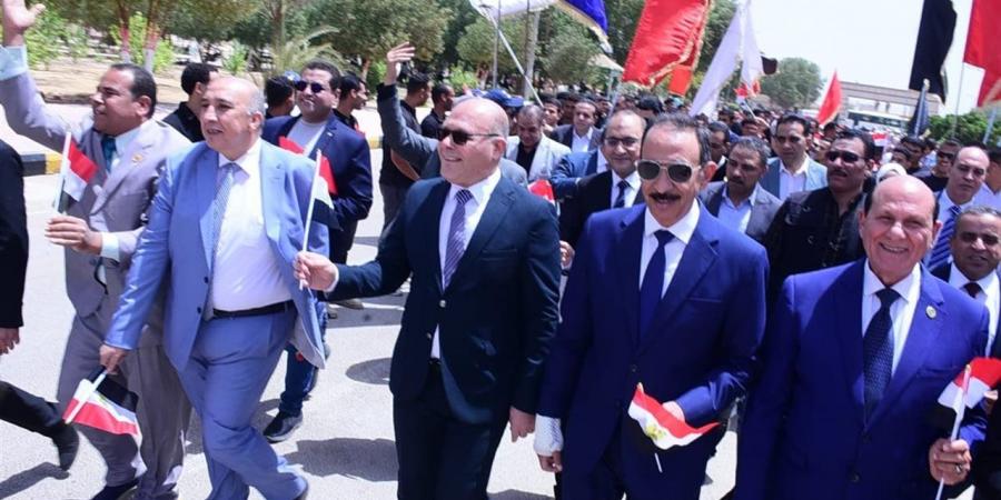 أعلام مصر تزين مسيرة وطنية يتقدمها محافظ سوهاج ورئيس الجامعة احتفالًا بتحرير سيناء