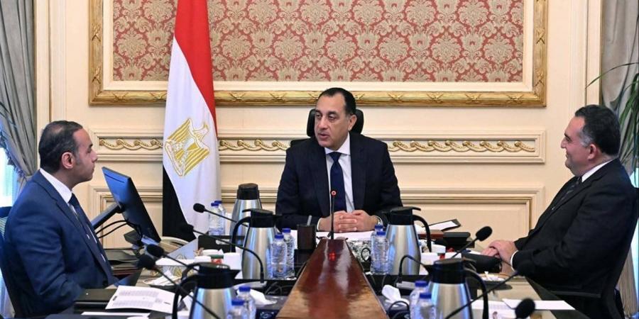 مدبولي يوجه بسرعة الانتهاء من مشروعات القوانين الخاصة بتنظيم سوق المال المصرية