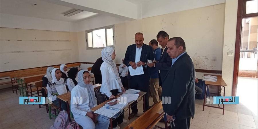 وكيل تعليم بني سويف يتفقد مدرسة الإسكان الاجتماعي للتعليم الأساسي