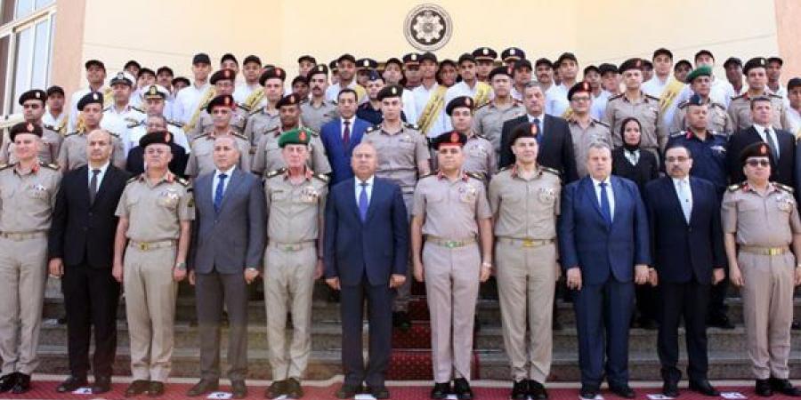 الأكاديمية العسكرية المصرية تنظم مراسم الاحتفال بتخرج دورات تدريبية للمرشحين للعمل بوزارة النقل