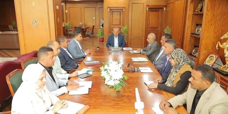 محافظ السويس يؤكد ضرورة الاهتمام المكثف بنظافة الشوارع الرئيسية والجانبية