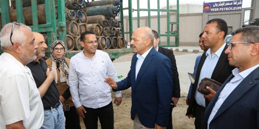 محافظ السويس يؤكد أهمية مراجعة إجراءات السلامة داخل مخازن أنابيب البوتاجاز