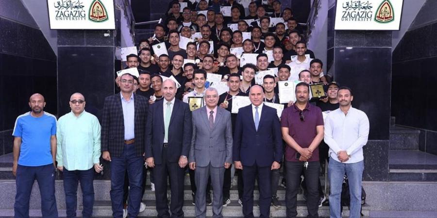 رئيس جامعة الزقازيق يكرّم الطلاب الفائزين بالأنشطة والفرق الرياضية