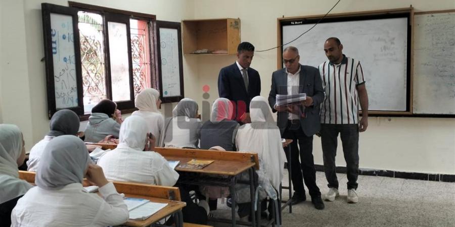 مدير التعليم العام بالغربية يتفقد مدارس "غرب المحلة" لضمان انضباط الدراسة