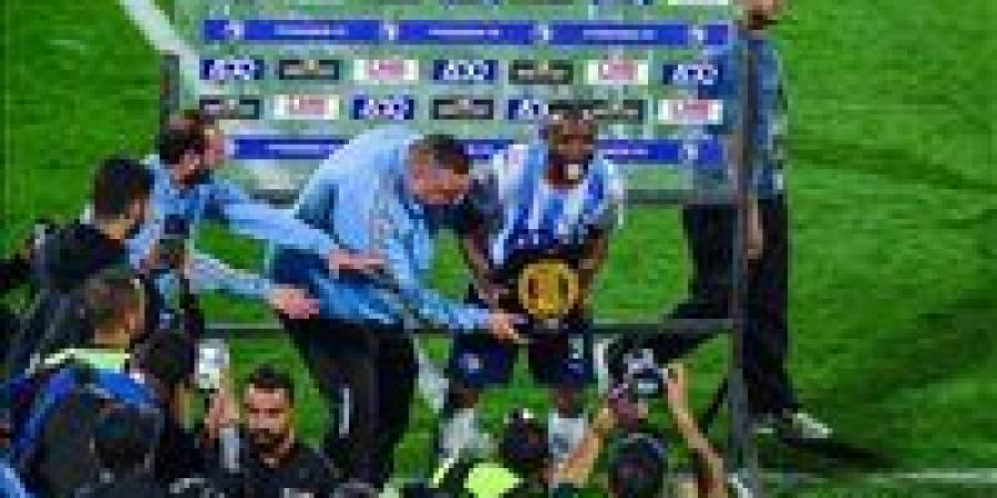 فيستون ماييلي يفوز بجائزة أفضل لاعب في مباراة الأهلي وبيراميدز