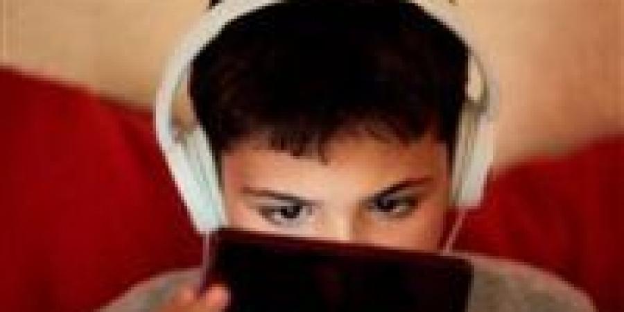 خبراء يحذرون: 4 ساعات خلف الشاشات تدمر عقل طفلك كيف نحميهم؟