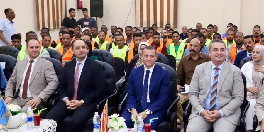 محافظ أسوان يشهد تخرج 100 متعاف من الإدمان بمركز العزيمة