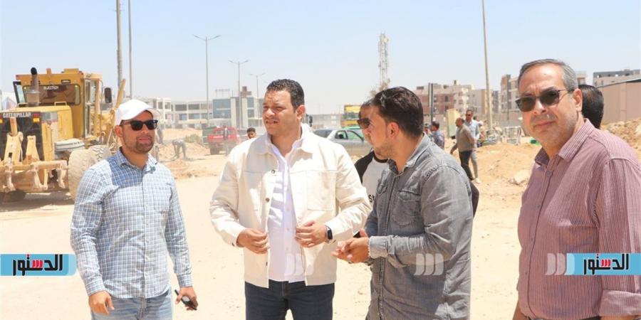 بدء إنشاء وتجهيز مواقف السيارات ورفع كفاءة المحور المركزي ضمن خطة تطوير شاملة بمدينة السادات