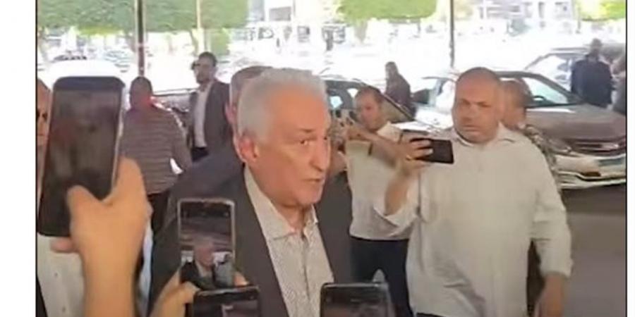 أول الحاضرين.. نقيب المحامين الأسبق يؤدي صلاة الجنازة على مختار نوح (فيديو)