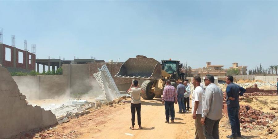 إزالة تعديات على مساحة 8 أفدنة وضبط 30 وصلة مياه غير قانونية بحملات مكثفة بالعبور الجديدة