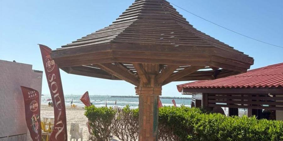 "برجولات" على الشواطئ استعدادا للمصيف في دمياط (صور)