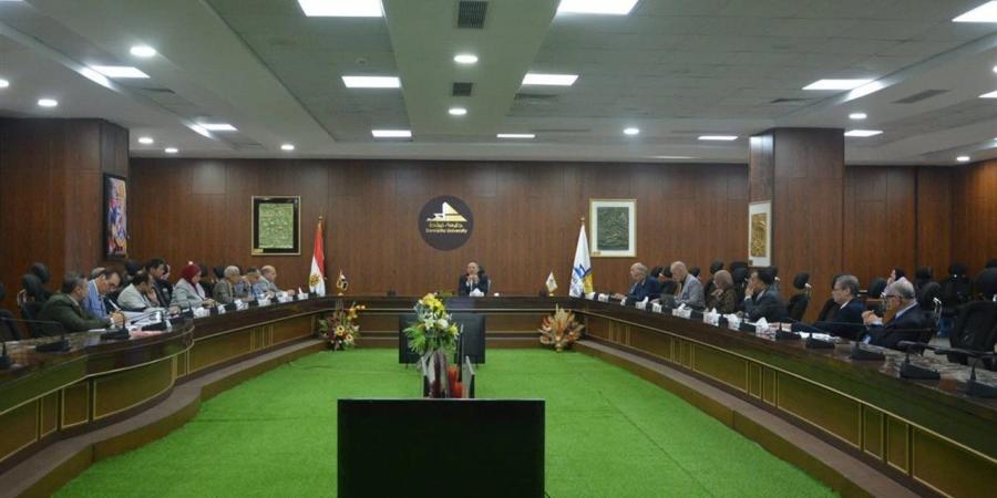 رئيس جامعة دمياط يؤكد ضرورة المتابعة المستمرة لسير الدراسة والامتحانات