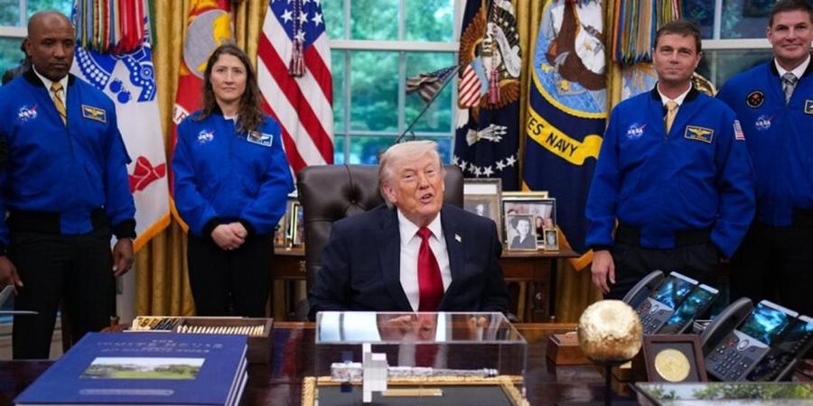 رد فعل رواد فضاء على تصريحات ترامب حول الإفراج عن ملفات الأجسام الطائرة المجهولة (فيديو)