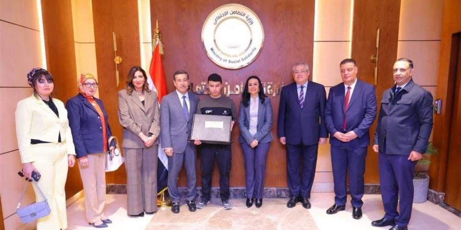 توزيع 50 "لاب توب ناطق" على الطلاب من ذوي الإعاقة البصرية بجامعة عين شمس