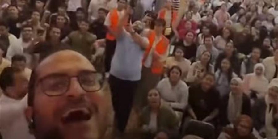 مدرج ممتلئ بالطلاب.. مدرس يثير الجدل بأغنية شهيرة للزمالك (فيديو)