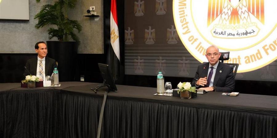 محمد فريد يعقد اجتماعًا موسعًا مع الرئيس التنفيذي لهيئة الاستثمار وقياداتها