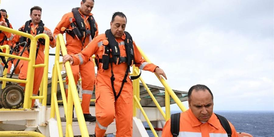 مدبولي يتفقد الحفار القاهر2 ويؤكد التزام الدولة بتوفير بيئة استثمارية جاذبة للشركاء