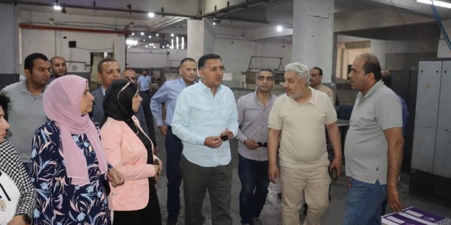 محافظ القليوبية يتابع سير العمل بعدد من المصانع في الخانكة