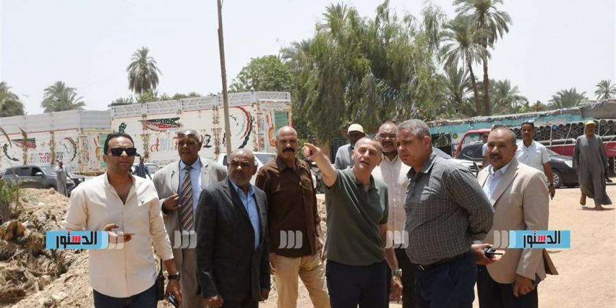محافظ أسوان يرصد مخالفات وتشوينات لمواد البناء بمركز إدفو