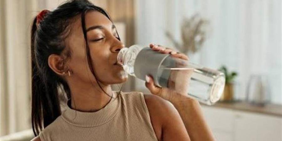 أخطاء شائعة في شرب الماء يقع فيها الجميع