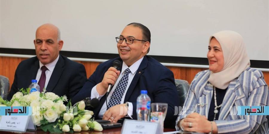 رئيس جامعة كفر الشيخ يشهد فعاليات اليوم العلمي الأول لطلاب الدراسات العليا