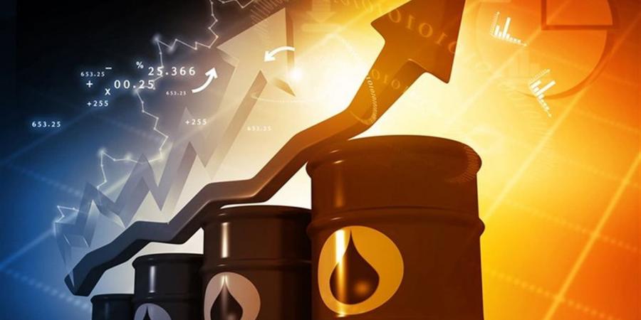 النفط يقفز 5% بعد هجمات إيرانية على الإمارات وسفن بمضيق هرمز